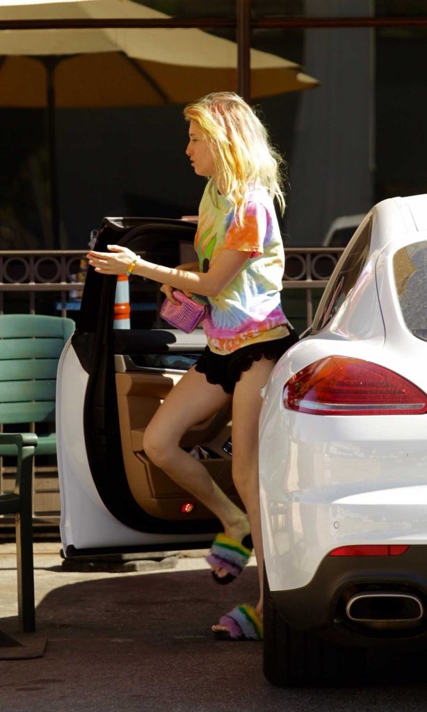 Dani Thorne Grabs Some Takeaway in Studio City 10/15/2017-1