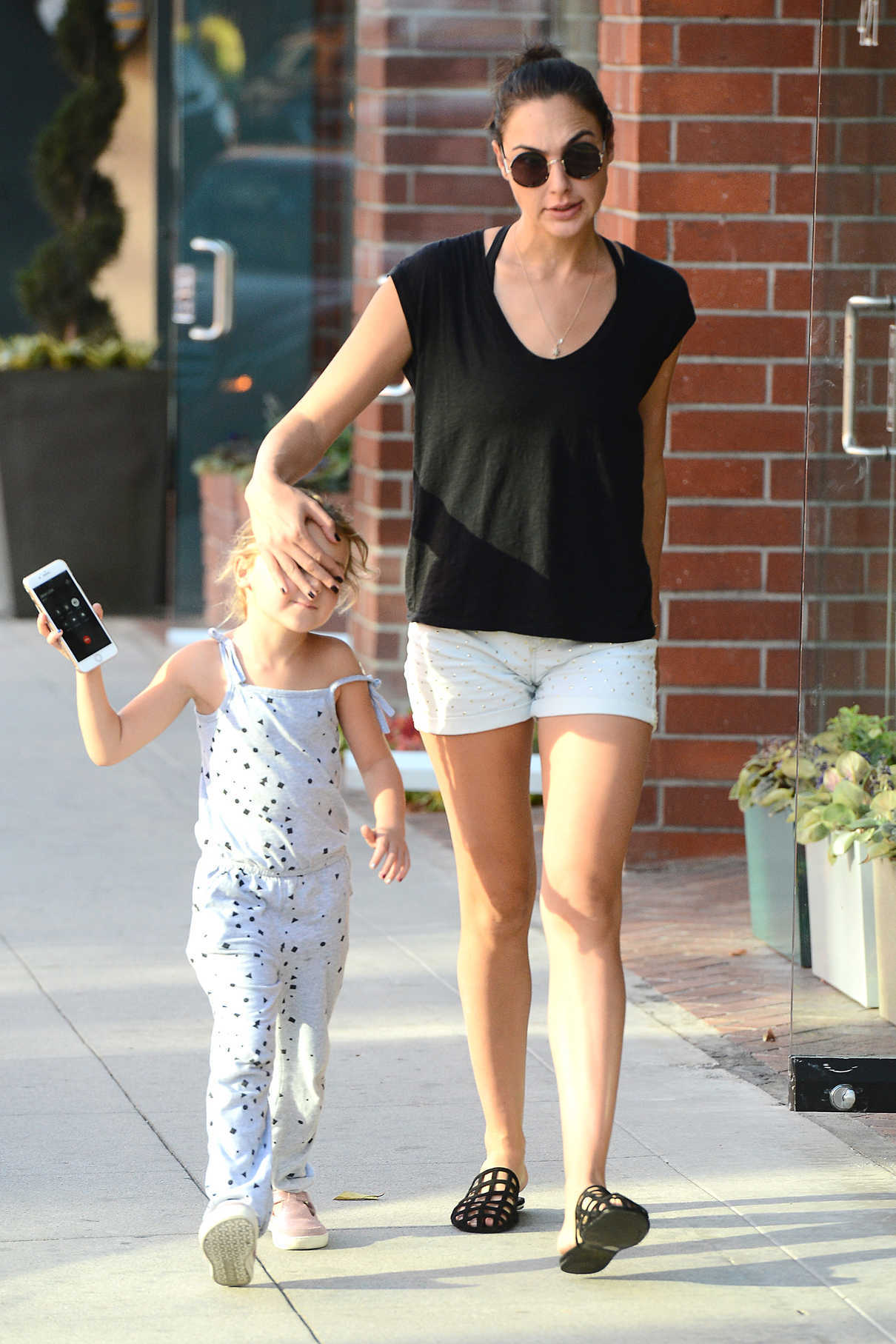 Gal Gadot Gets Ice Cream in Beverly Hills With Her Daughter 10/17/2017-3