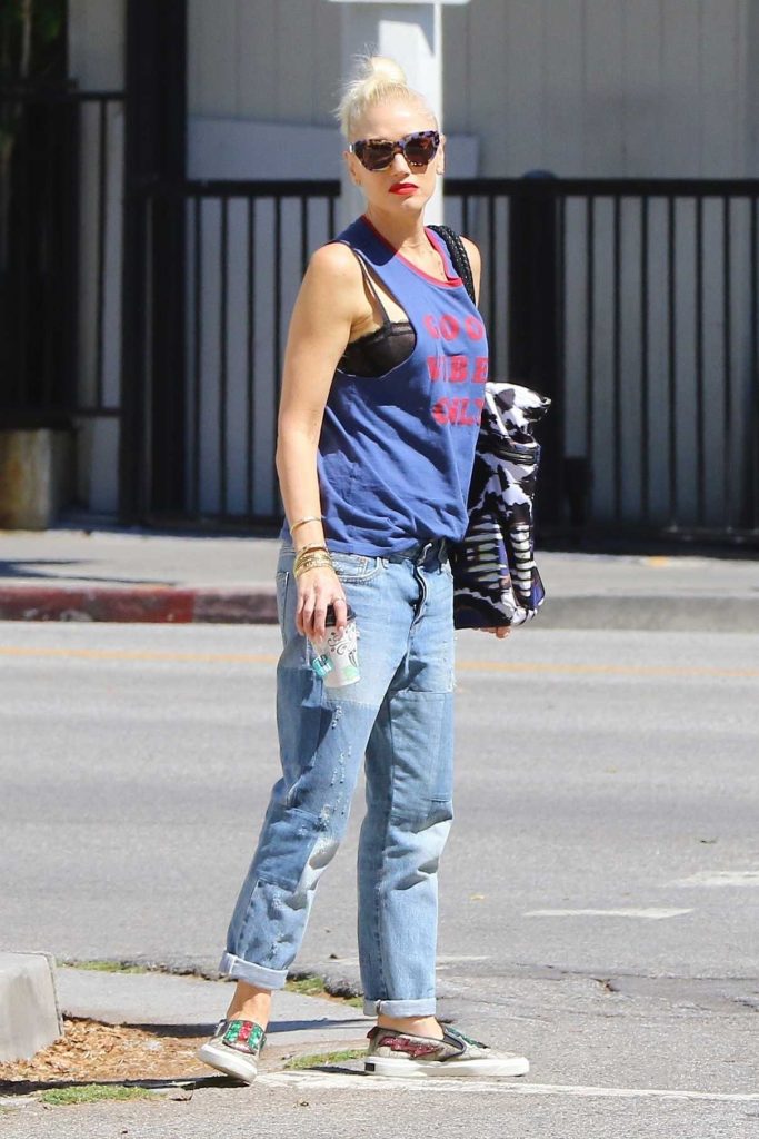 Gwen Stefani Waiting for Kingston’s Bus in Studio City 09/29/2017-1