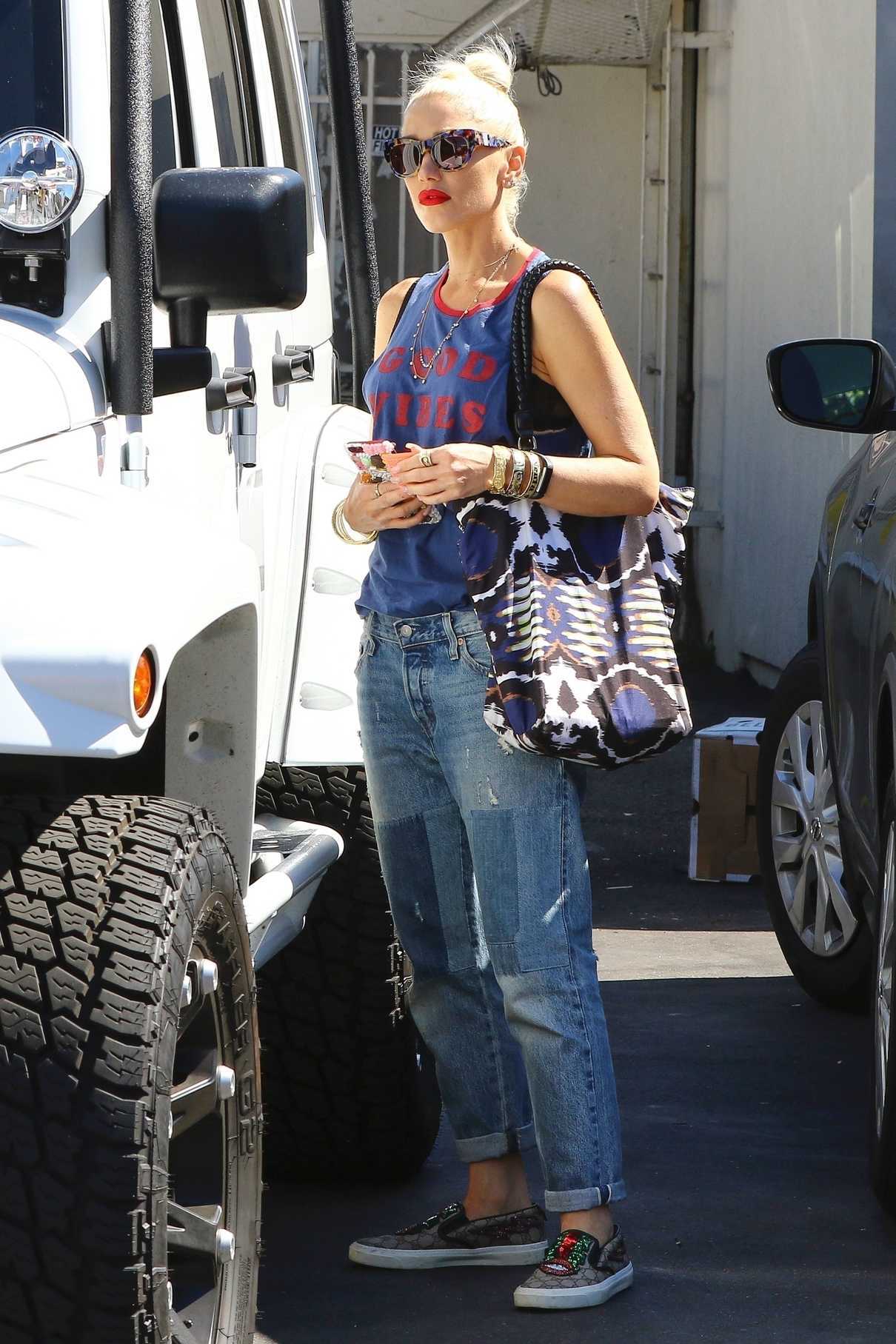 Gwen Stefani Waiting for Kingston’s Bus in Studio City 09/29/2017-2