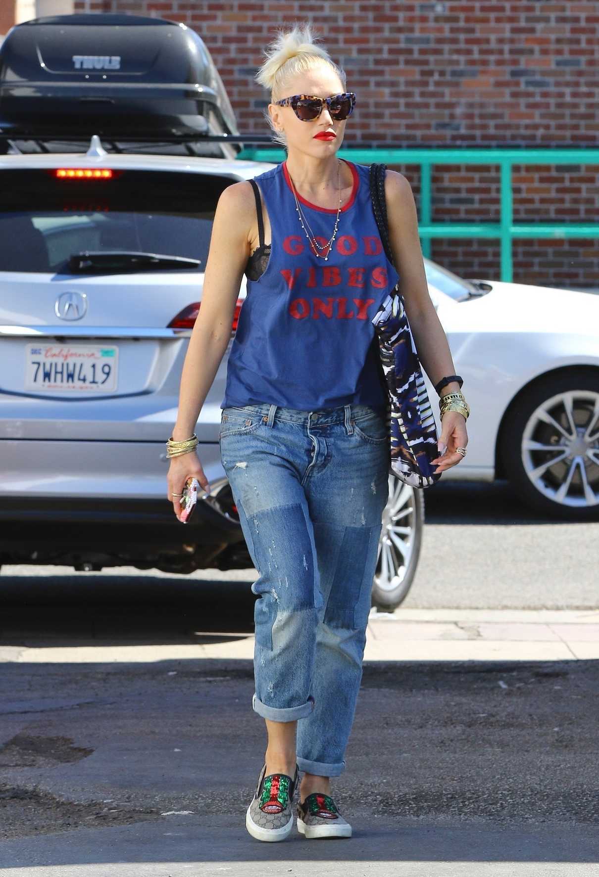 Gwen Stefani Waiting for Kingston’s Bus in Studio City 09/29/2017-3