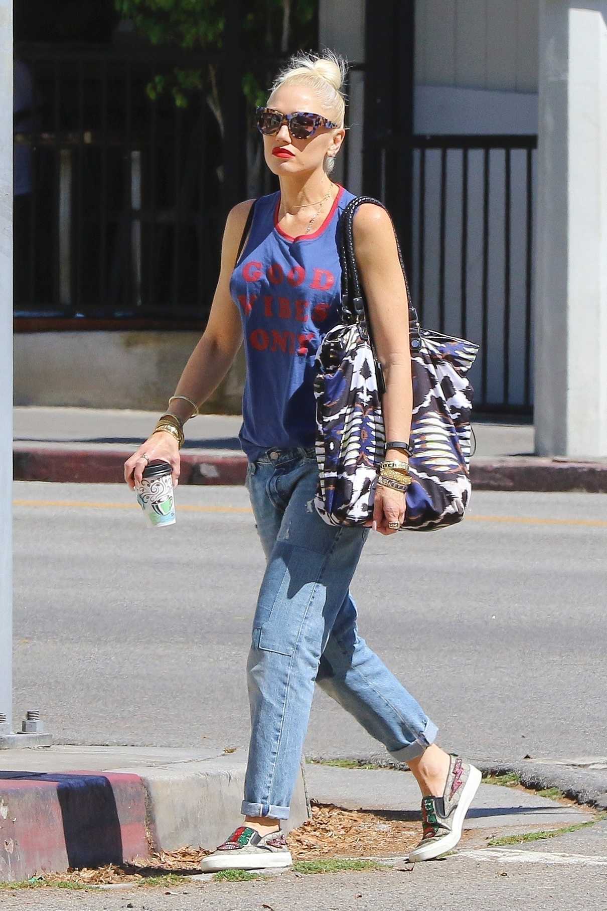 Gwen Stefani Waiting for Kingston’s Bus in Studio City 09/29/2017-4