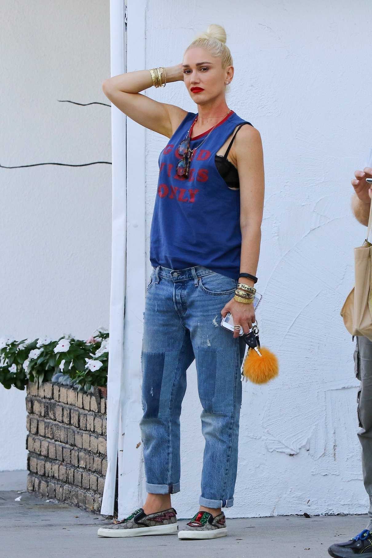 Gwen Stefani Waiting for Kingston’s Bus in Studio City 09/29/2017-5