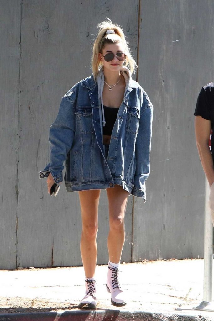 Hailey Baldwin Was Seen With a Friend on Melrose in Los Angeles 10/10/2017-1