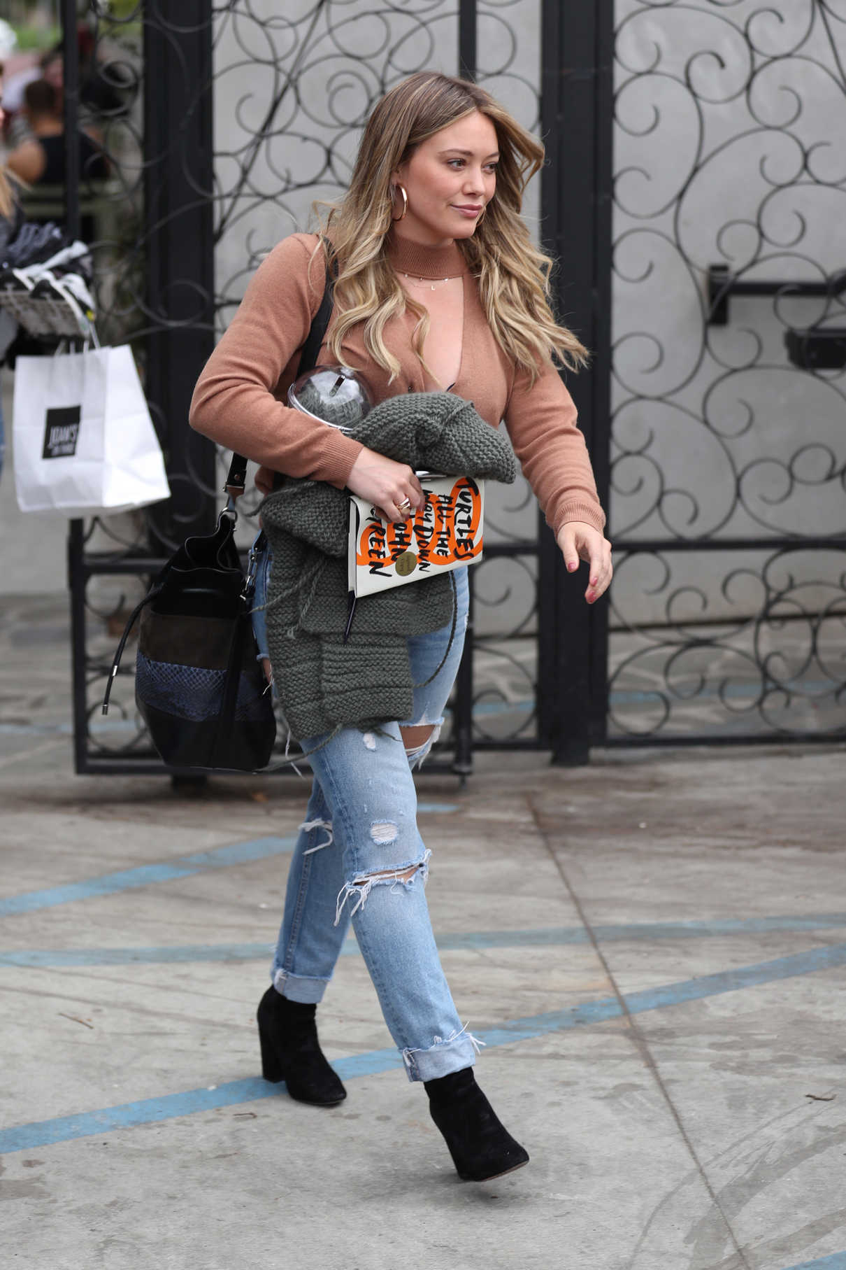 Hilary Duff Leaves 901 Salon in West Hollywood 10/30/2017-3