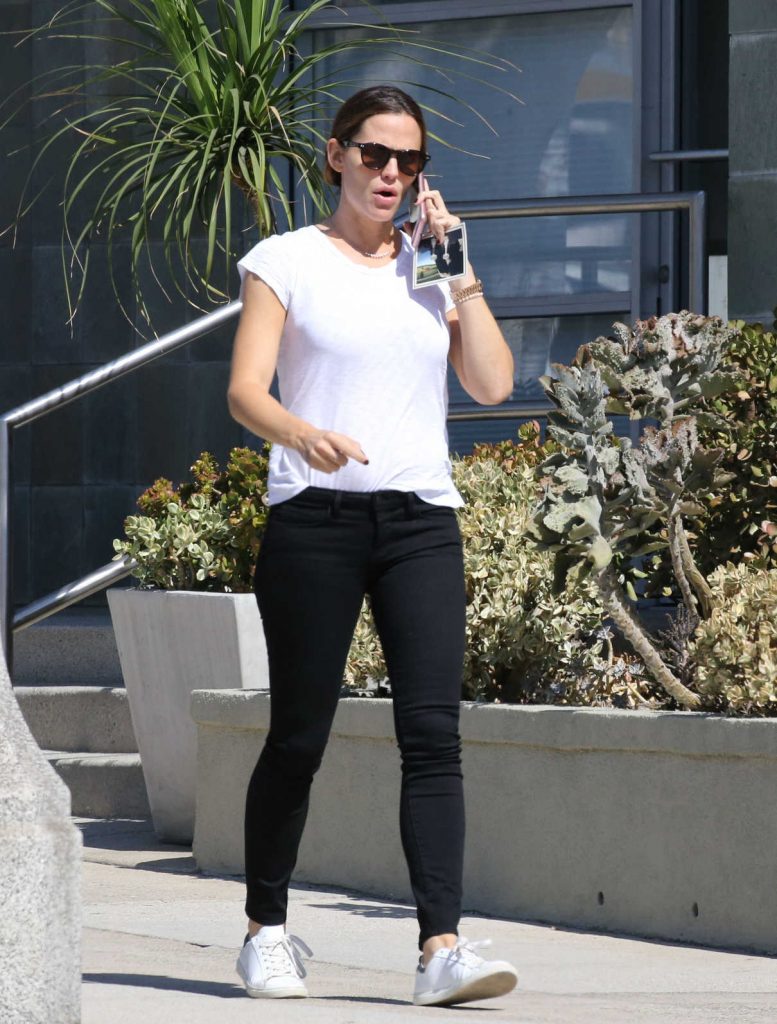 Jennifer Garner Was Seen Out in Pacific Palisades 10/08/2017-1