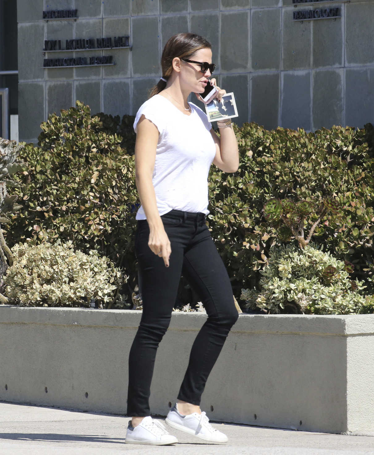Jennifer Garner Was Seen Out in Pacific Palisades 10/08/2017-4