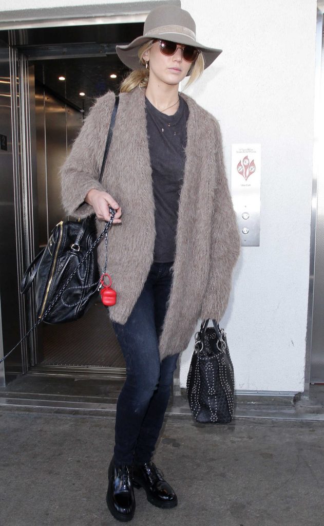 Jennifer Lawrence Was Spotted at LAX Airport in LA 10/01/2017-1