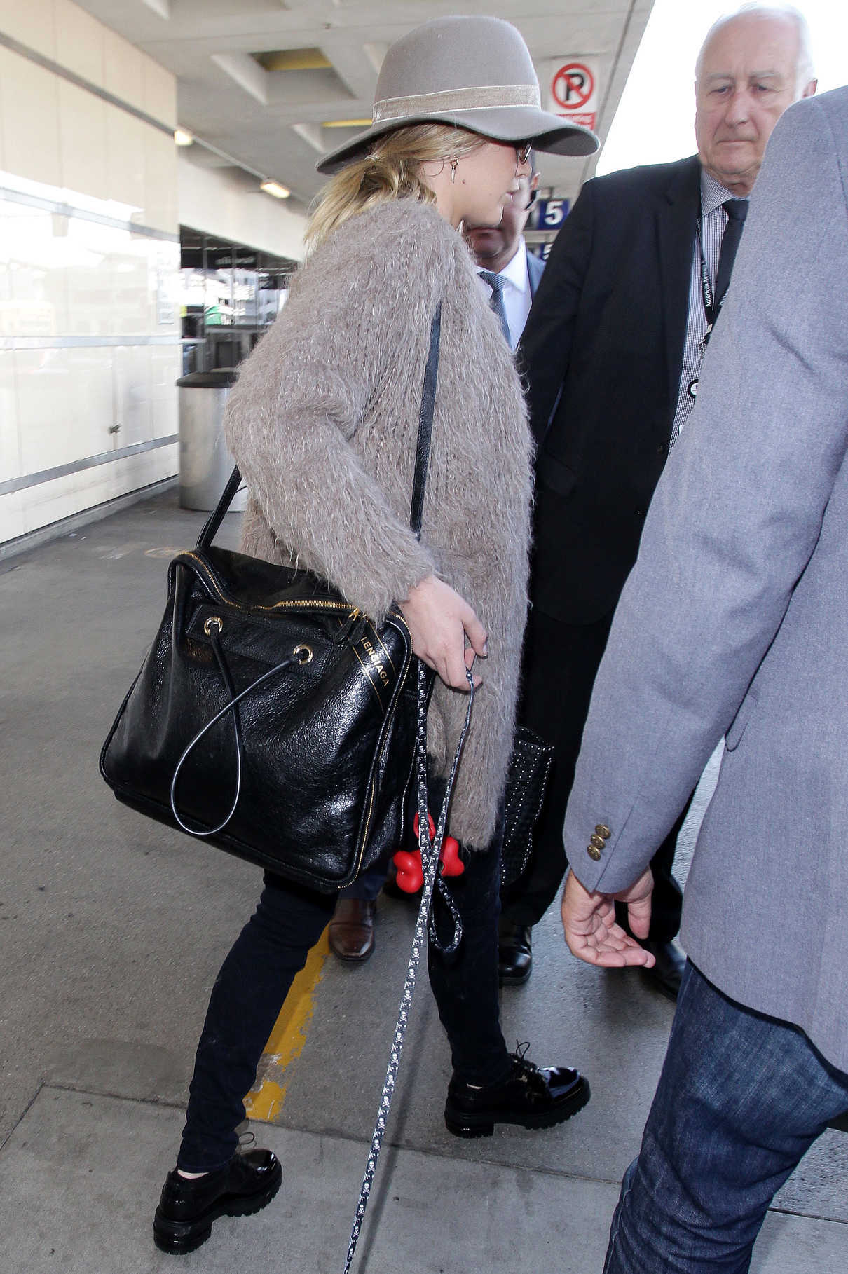 Jennifer Lawrence Was Spotted at LAX Airport in LA 10/01/2017-5