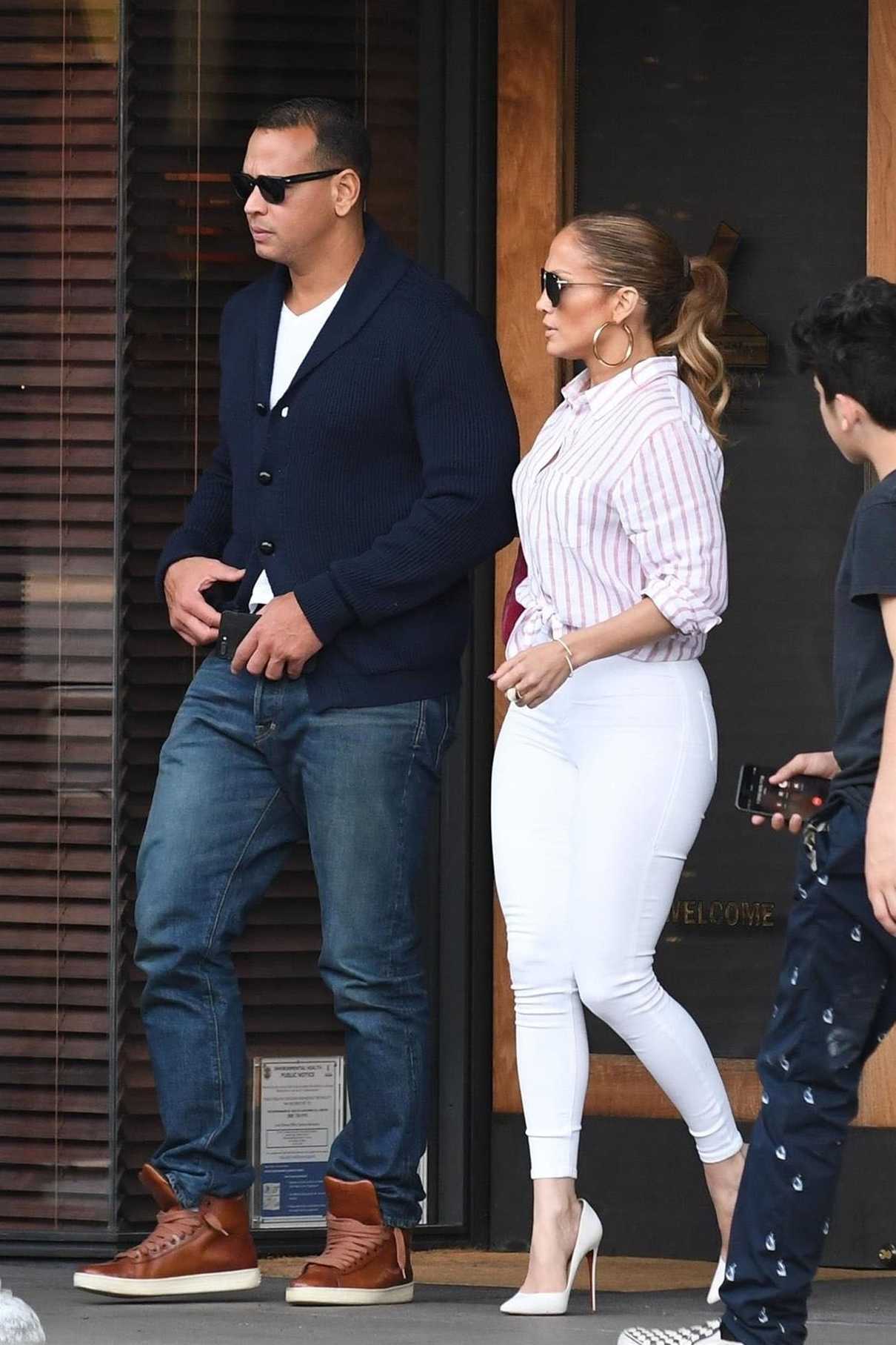 Jennifer Lopez Out for Lunch at South Beverly Grill in Beverly Hills 10/06/2017-2