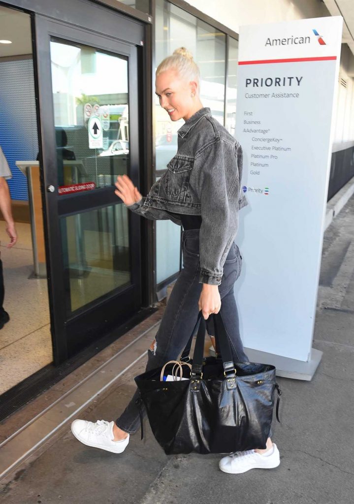 Karlie Kloss Was Spotted at LAX Airport in LA 10/15/2017-1