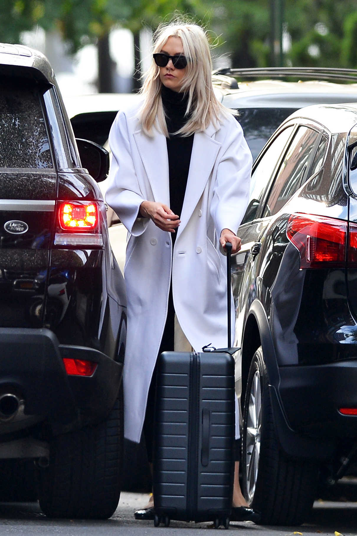 Karlie Kloss Wears a Long White Coat Out in NYC 10/07/2017-3