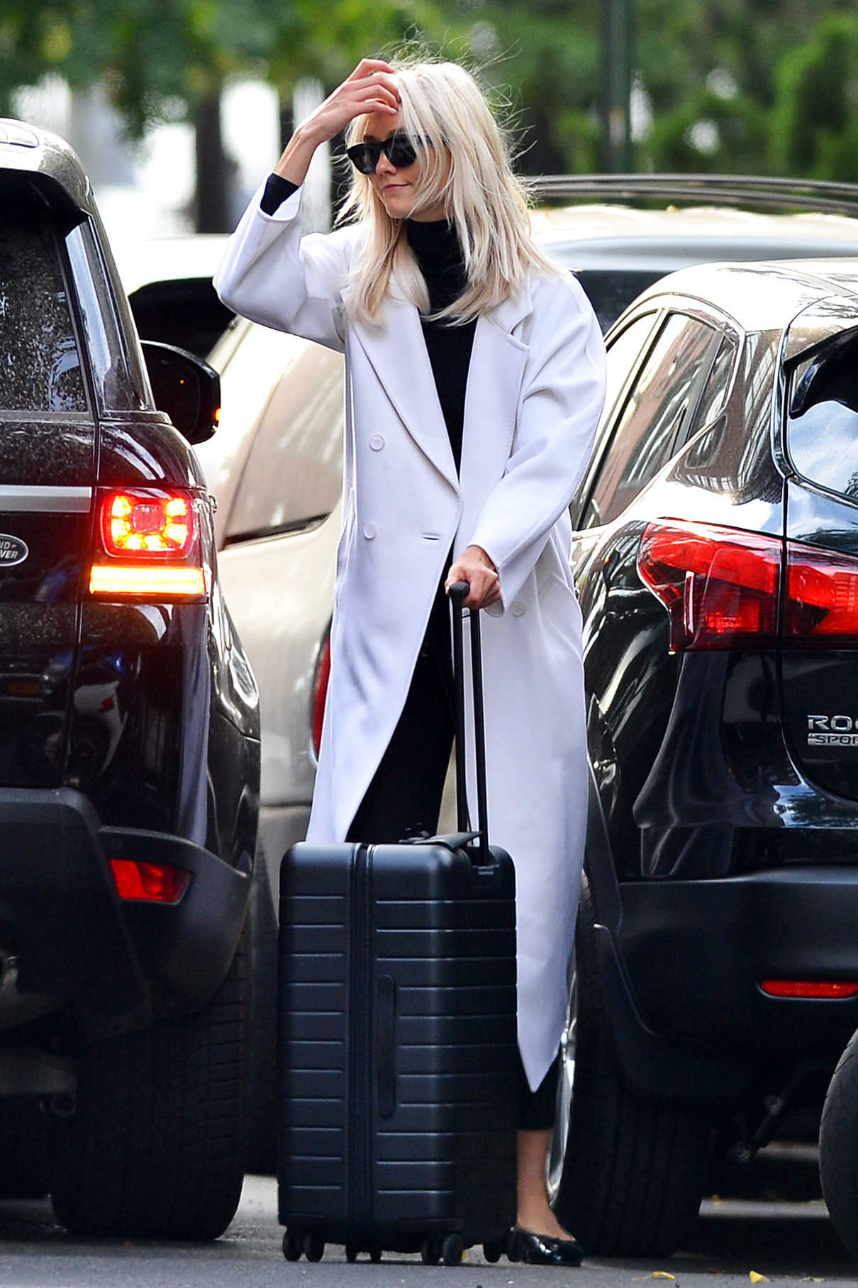 Karlie Kloss Wears a Long White Coat Out in NYC 10/07/2017-4