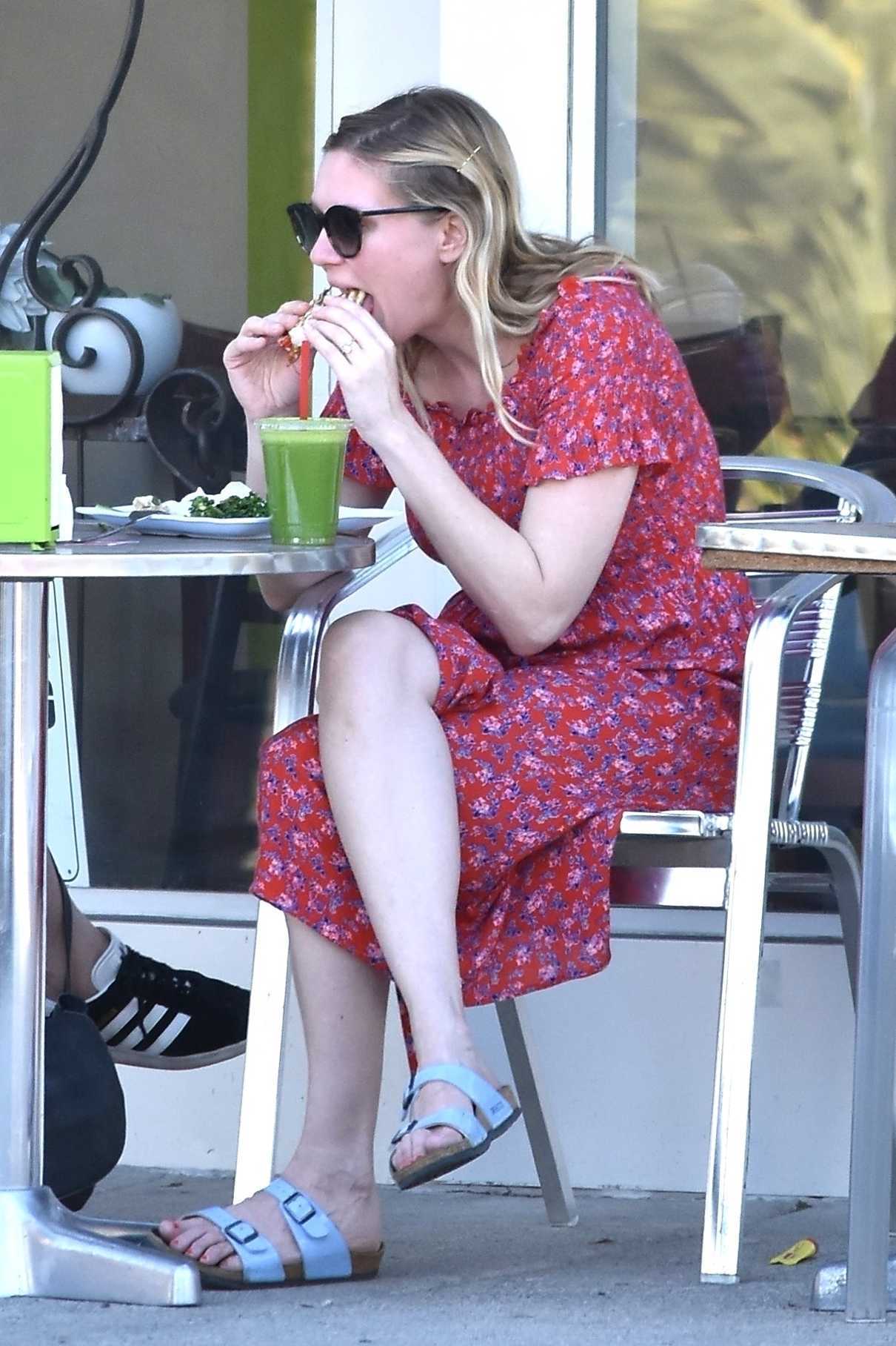 Kirsten Dunst Enjoys a Lunch in Studio City 10/27/2017-2