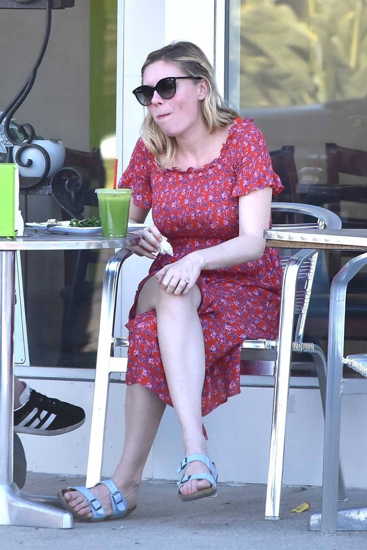 Kirsten Dunst Enjoys a Lunch in Studio City 10/27/2017-3