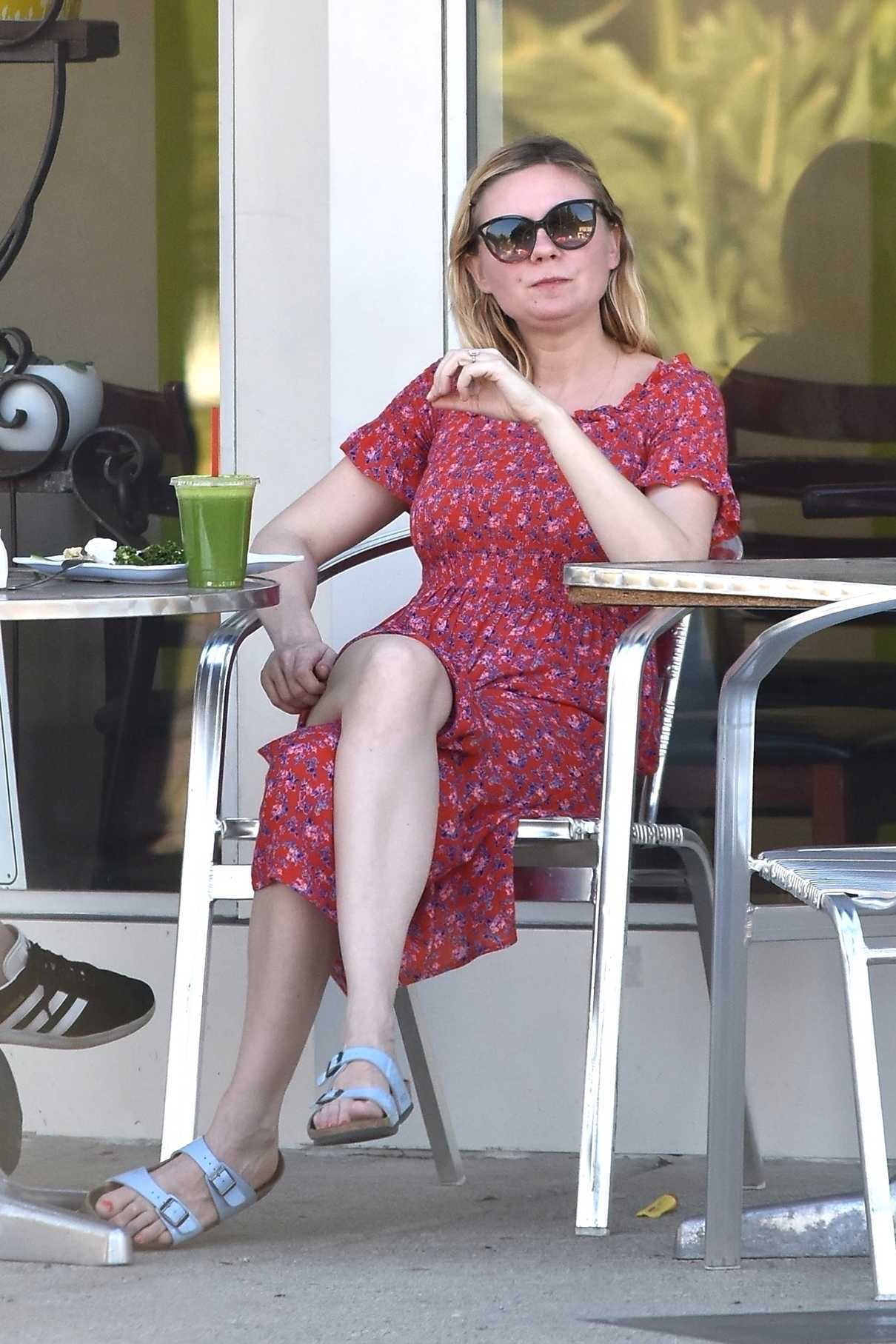 Kirsten Dunst Enjoys a Lunch in Studio City 10/27/2017-4