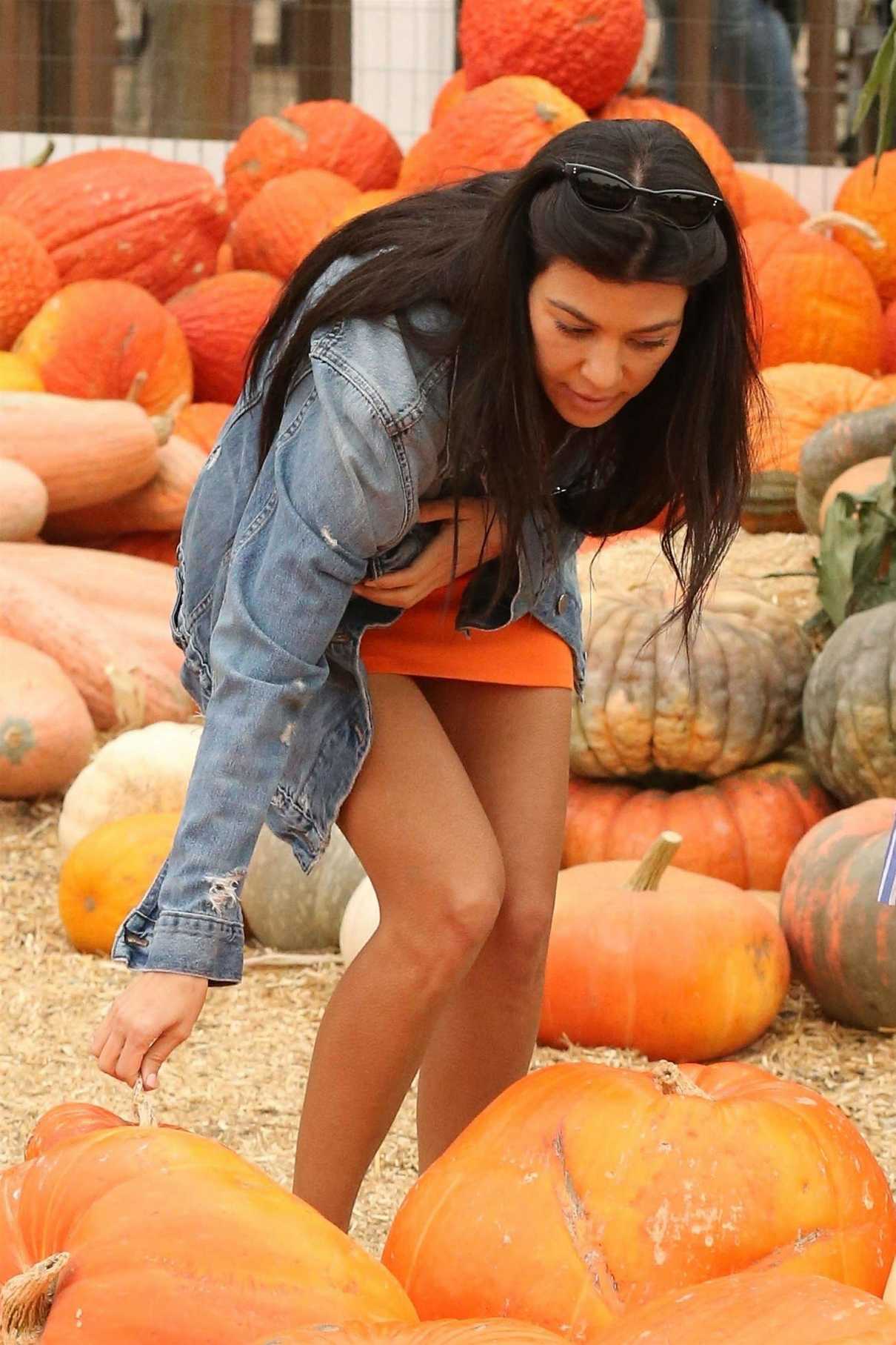 Kourtney Kardashian Buys Pumpkins for Halloween in Moorpark 10/28/2017-2