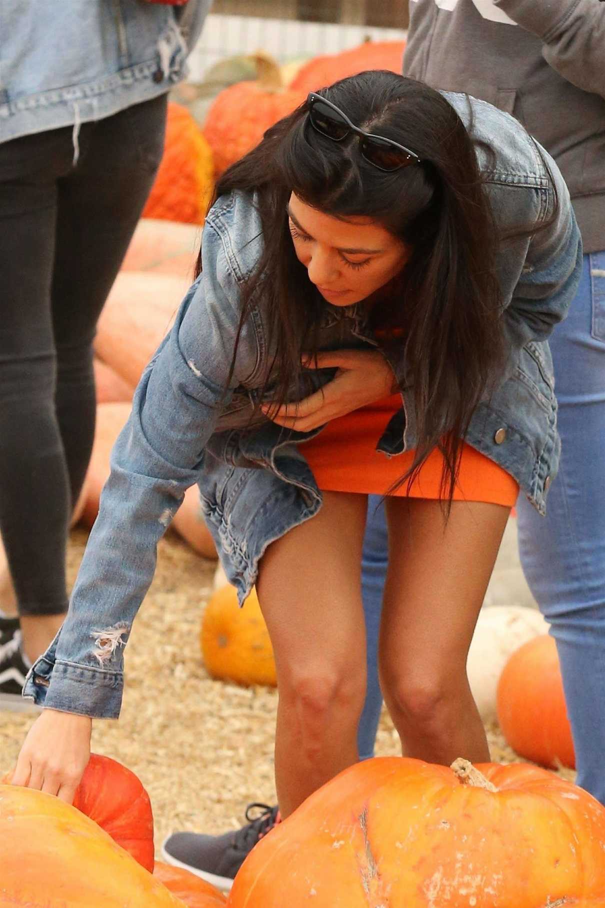 Kourtney Kardashian Buys Pumpkins for Halloween in Moorpark 10/28/2017-3