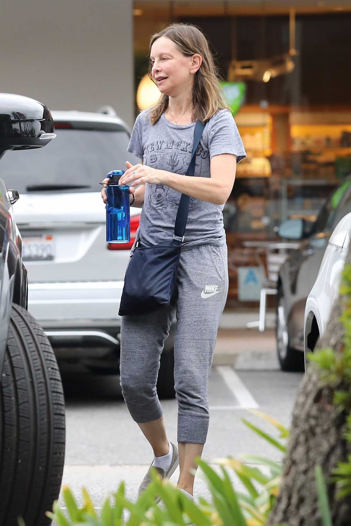 Calista Flockhart Leaves SoulCycle After a Morning Workout in Brentwood 10/30/2017-4