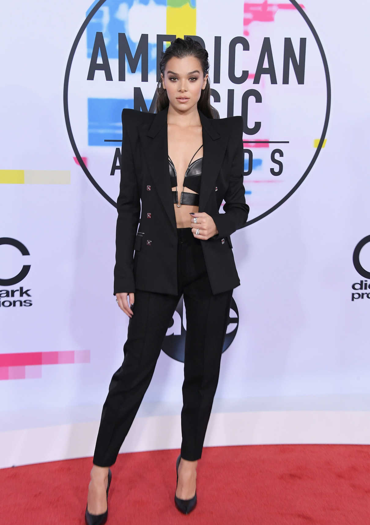 Hailee Steinfeld at 2017 American Music Awards at the Microsoft Theater in Los Angeles 11/19/2017-2