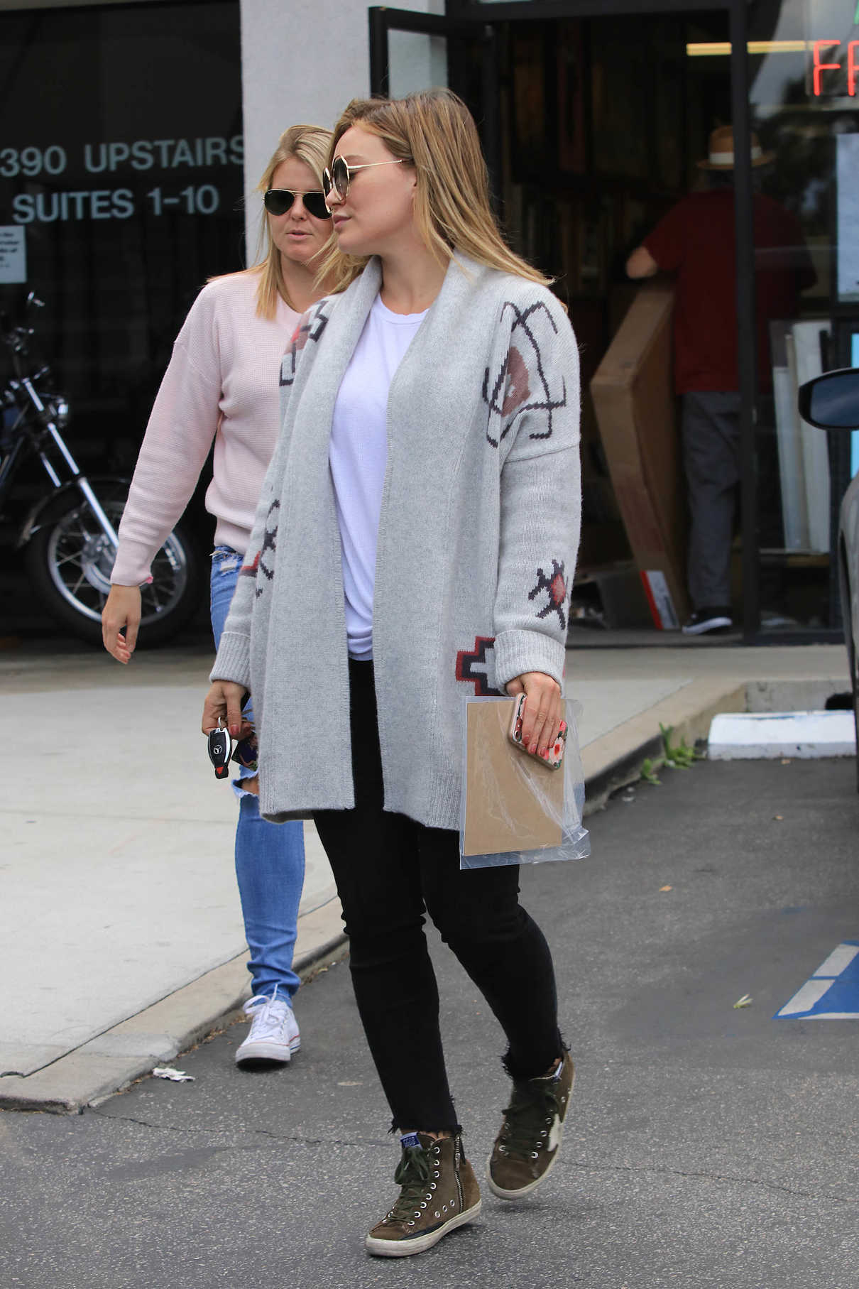 Hilary Duff Visits a Frame Store in Studio City 11/03/2017-4
