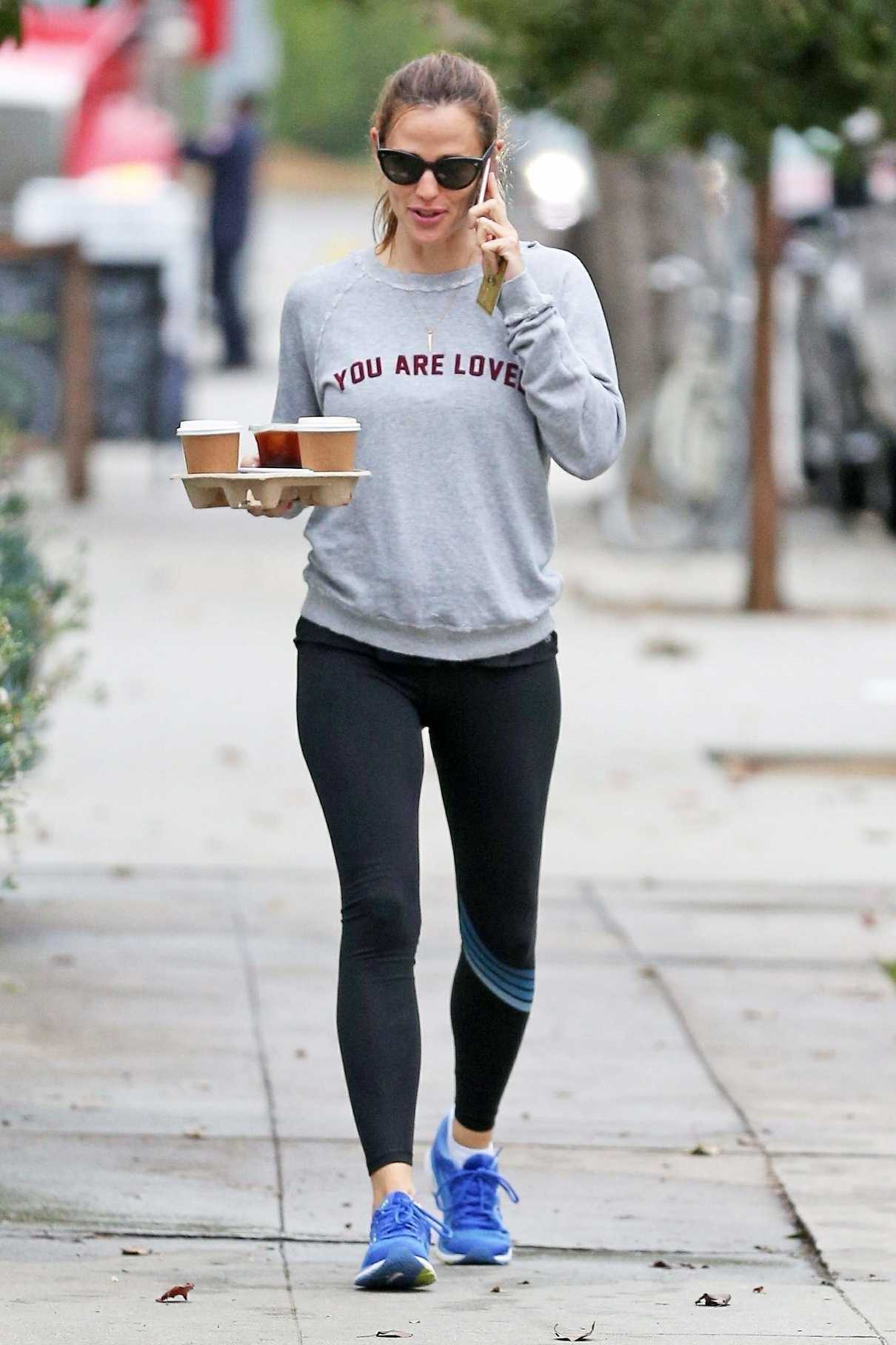 Jennifer Garner Grabs Coffee in Los Angeles 10/30/2017-2