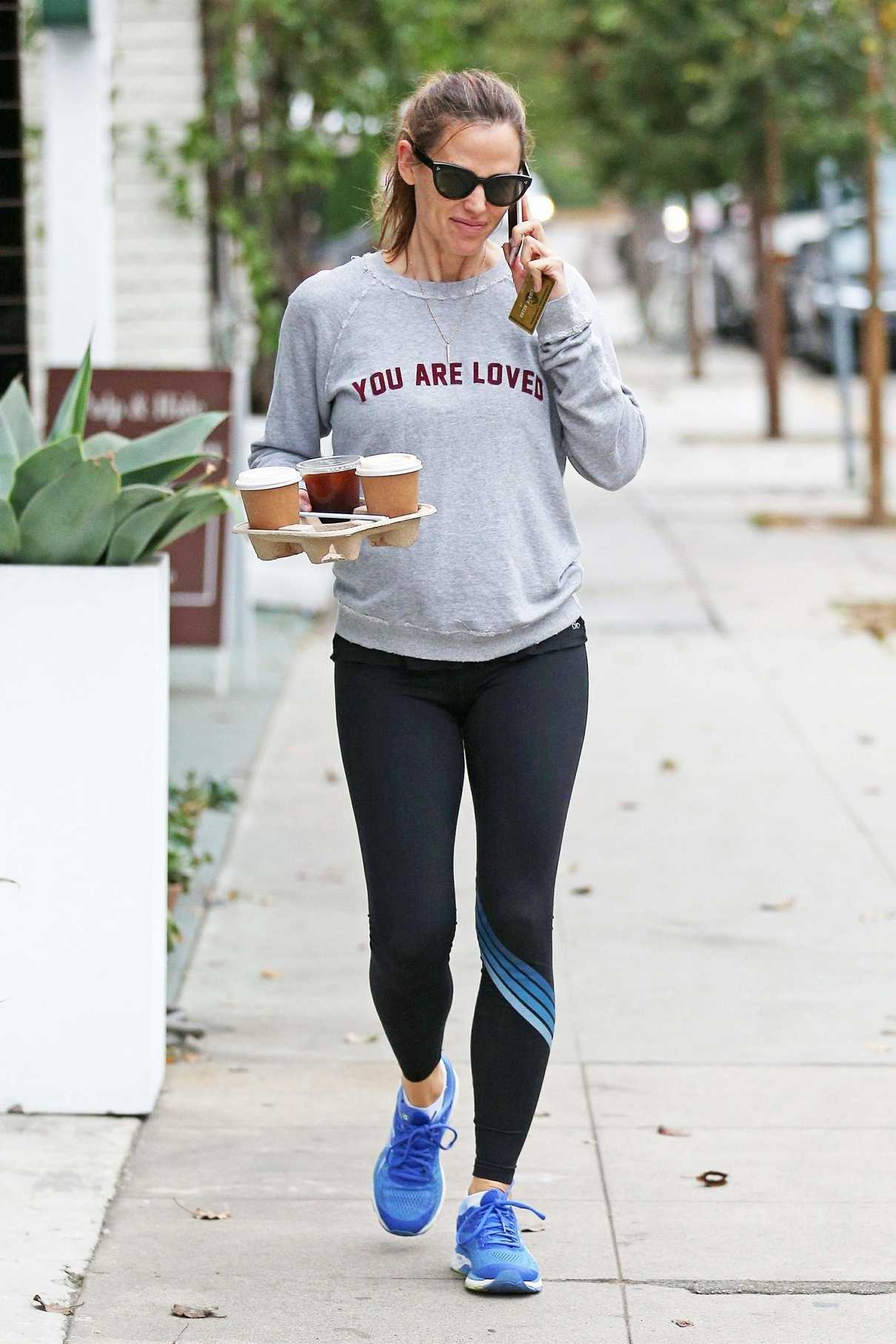 Jennifer Garner Grabs Coffee in Los Angeles 10/30/2017-3