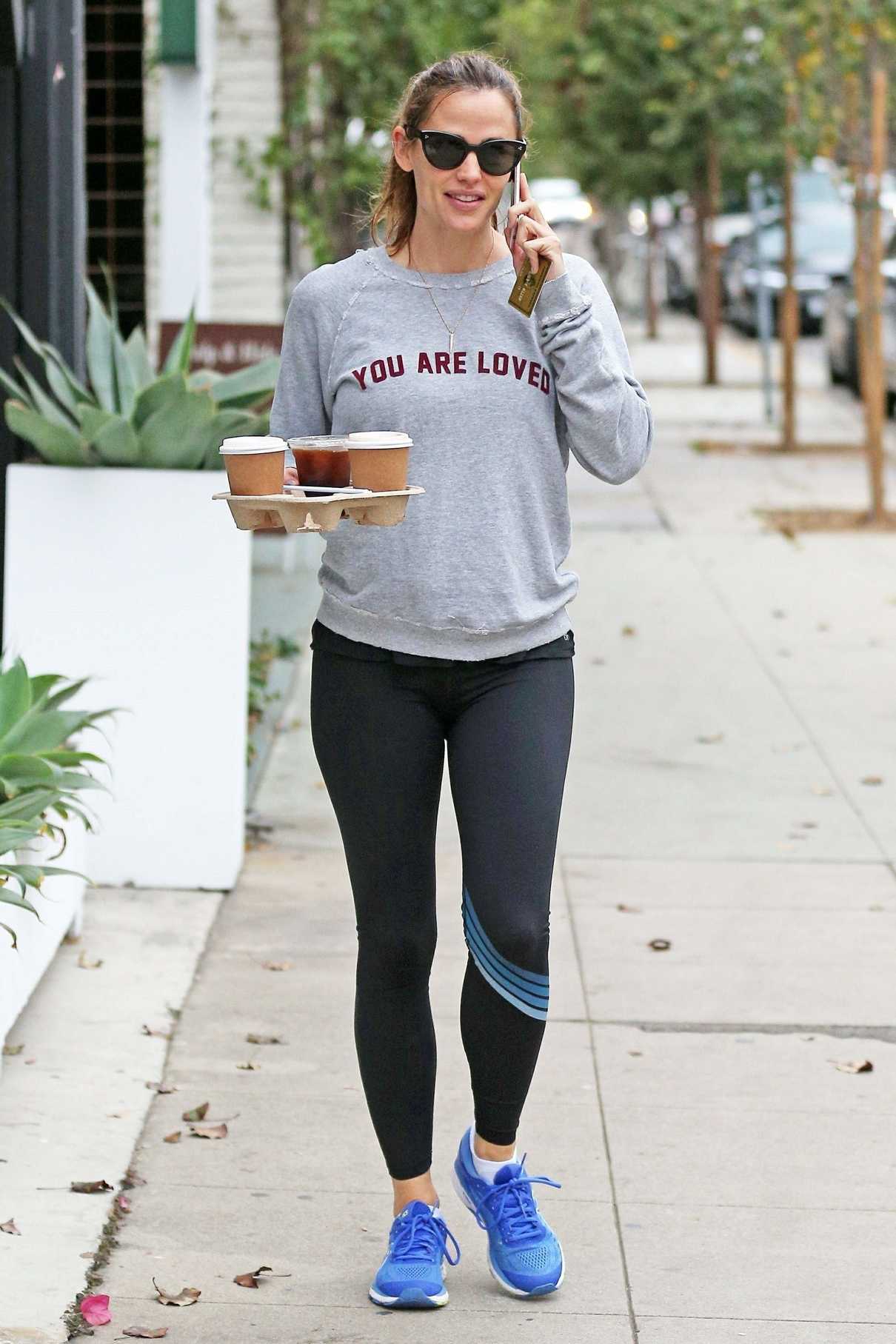 Jennifer Garner Grabs Coffee in Los Angeles 10/30/2017-4