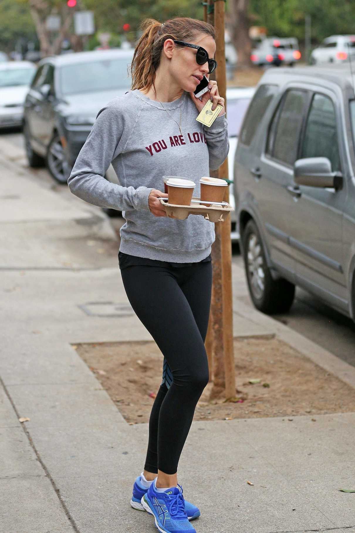 Jennifer Garner Grabs Coffee in Los Angeles 10/30/2017-5