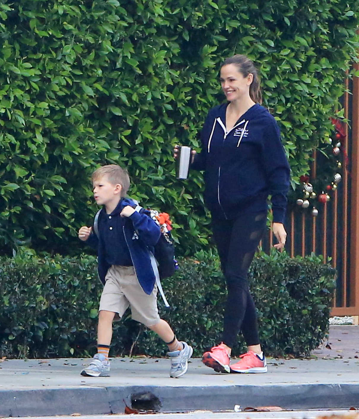 Jennifer Garner Takes a Morning Stroll Out in Brentwood 11/27/2017-2