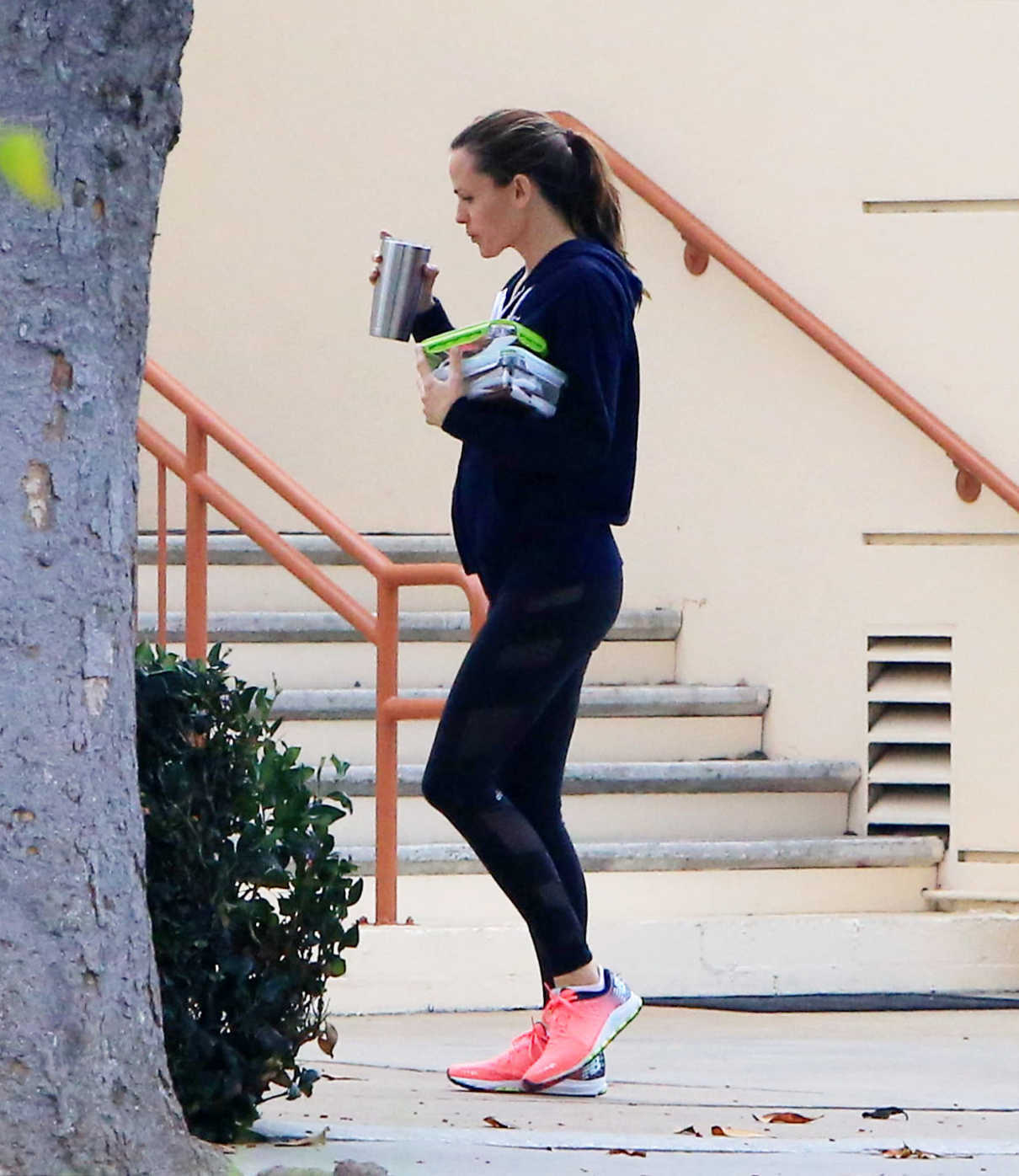 Jennifer Garner Takes a Morning Stroll Out in Brentwood 11/27/2017-4