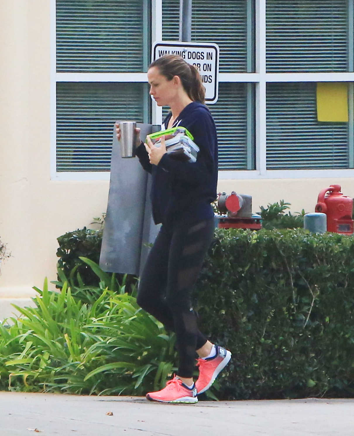 Jennifer Garner Takes a Morning Stroll Out in Brentwood 11/27/2017-5