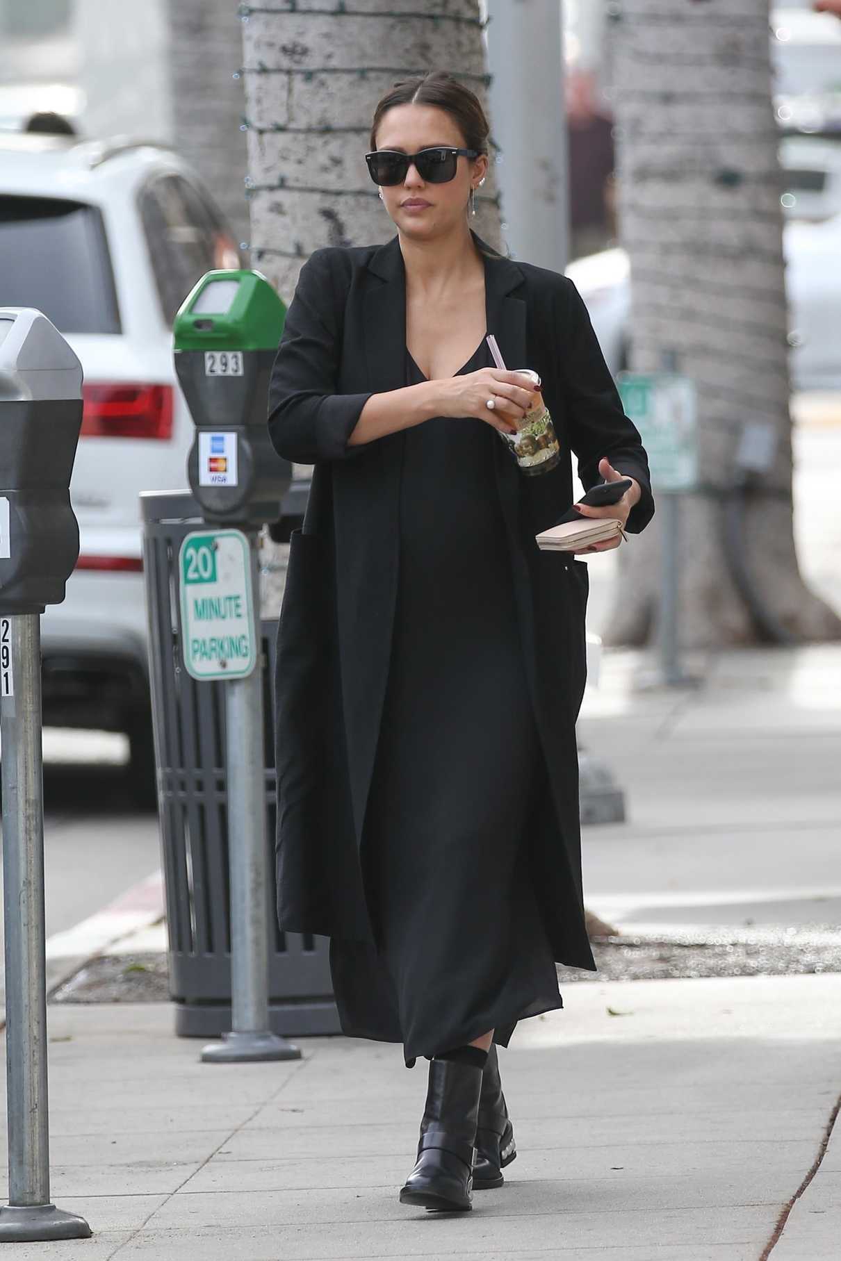 Jessica Alba Leaves Urth Caffe in Beverly Hills 11/16/2017-3