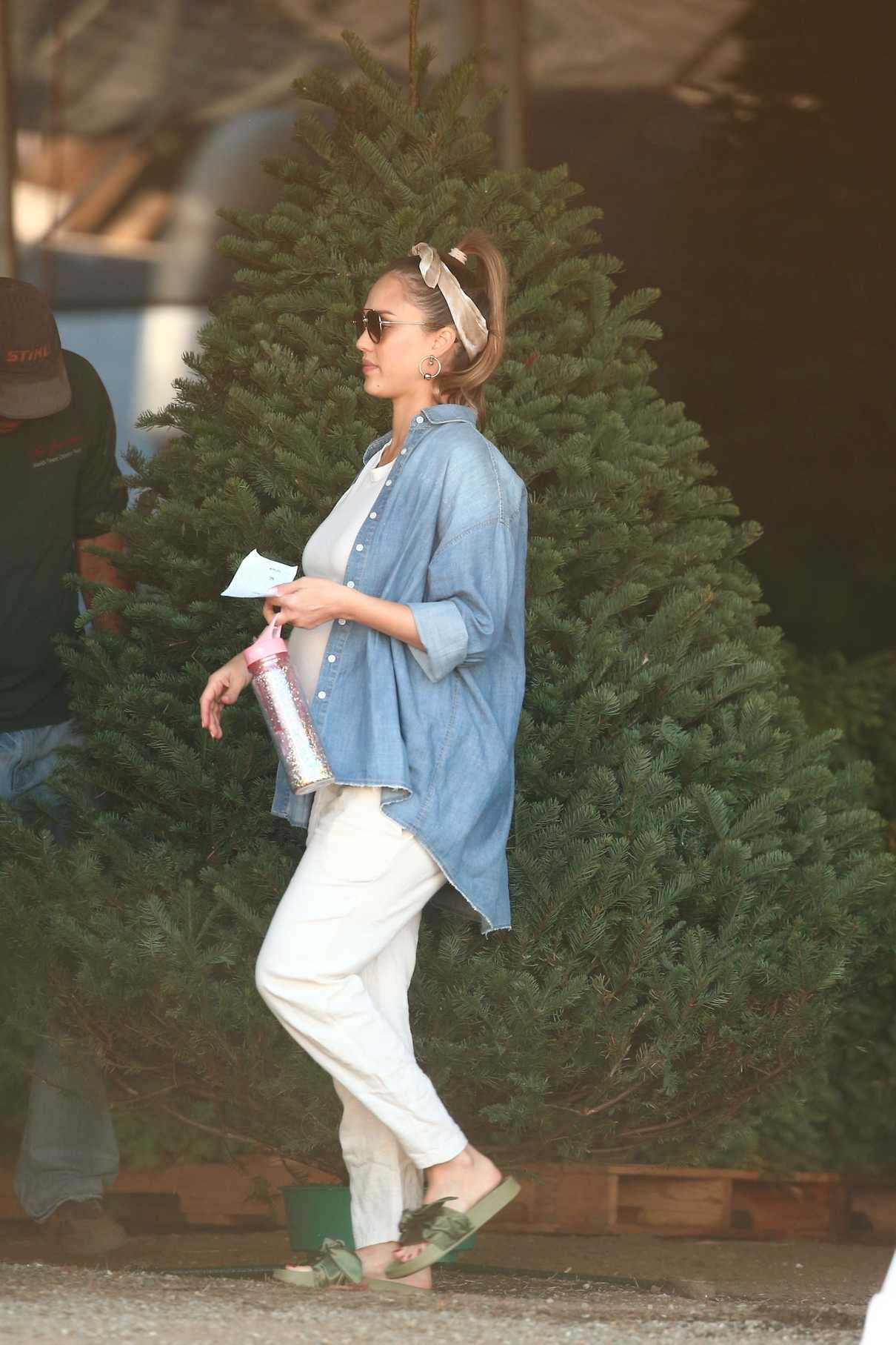 Jessica Alba Out Shopping in Beverly Hills 11/24/2017-3