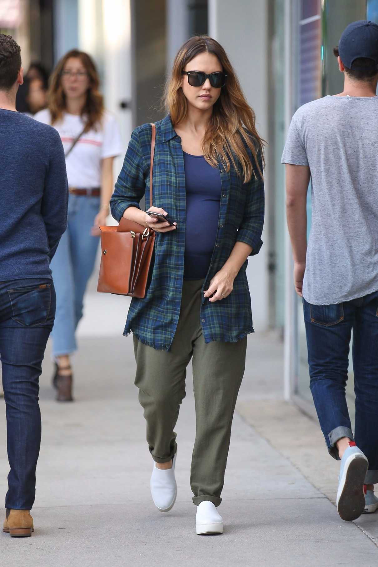 Jessica Alba Out Shopping in Beverly Hills 11/26/2017-2