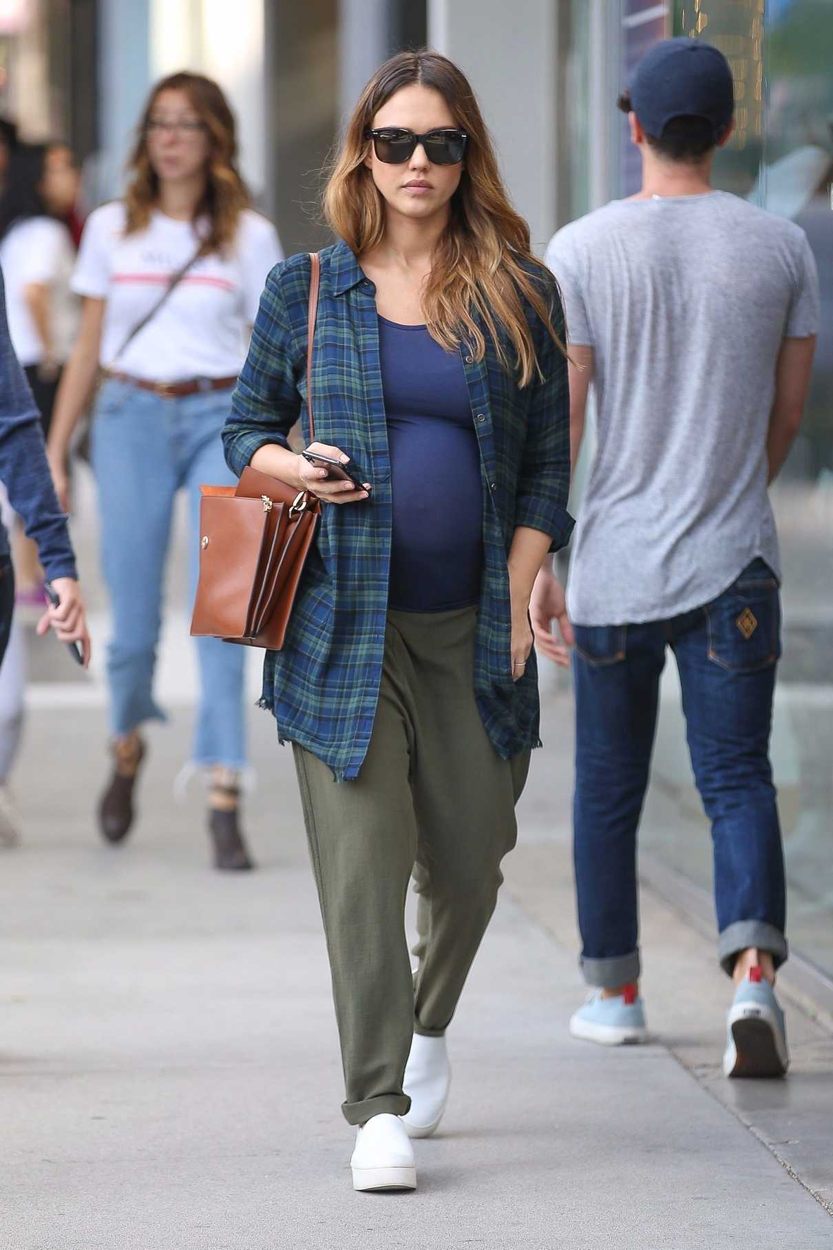 Jessica Alba Out Shopping in Beverly Hills 11/26/2017-3