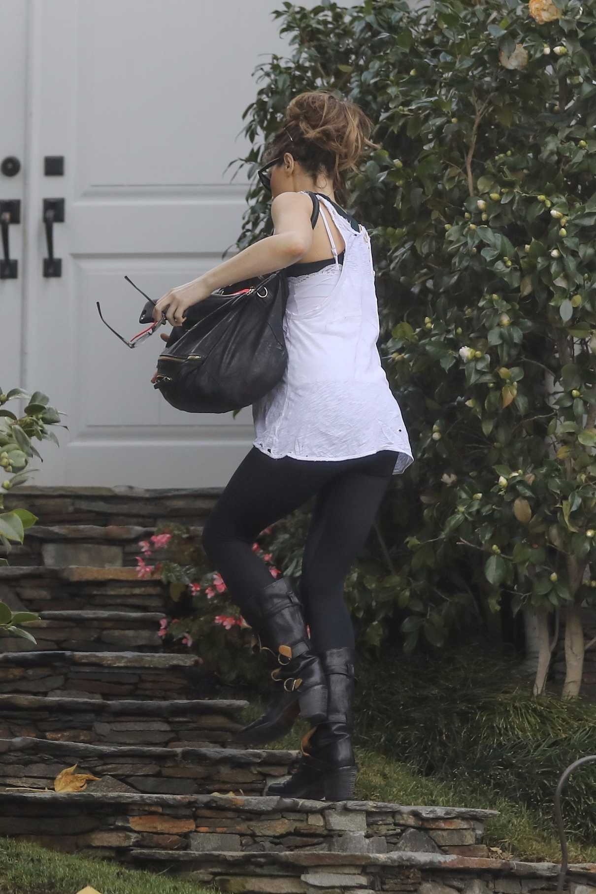 Kate Beckinsale Arrives Home in LA 11/16/2017-5
