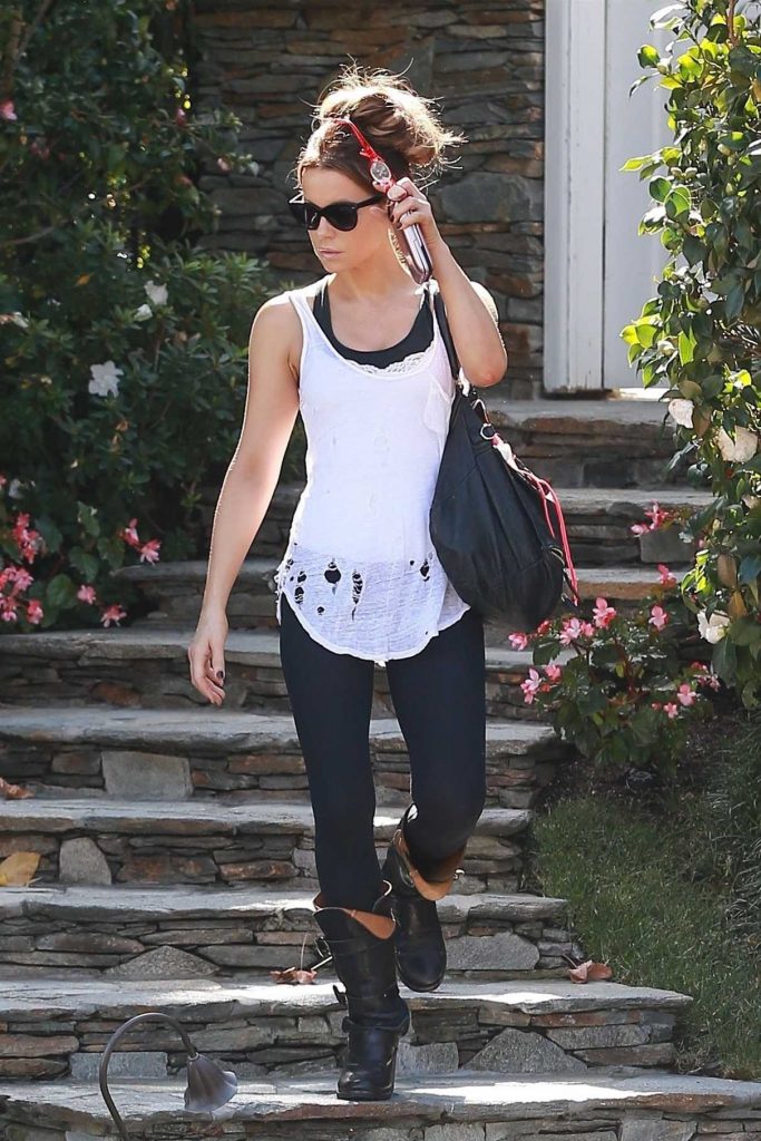 Kate Beckinsale Wears a Ripped Tank Top Out in Los Angeles 11/10/2017-1