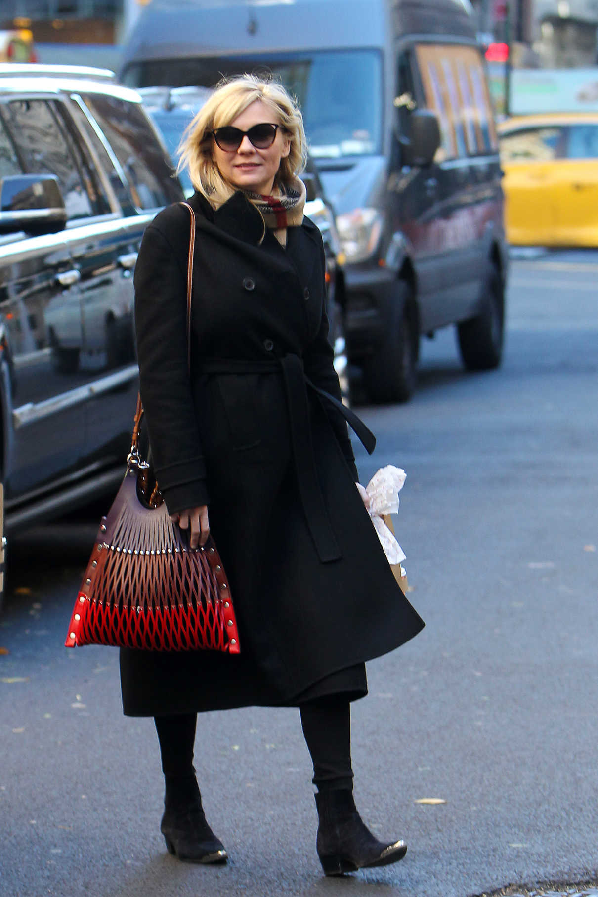 Kirsten Dunst Was Seen Out in New York City 11/17/2017-3