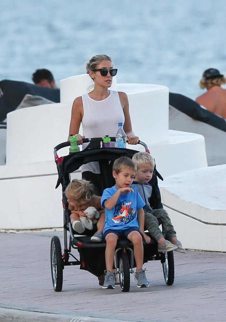 Kristin Cavallari Was Seen With Her Three Kids Beside the Ocean in Fort Lauderdale 11/22/2017-1