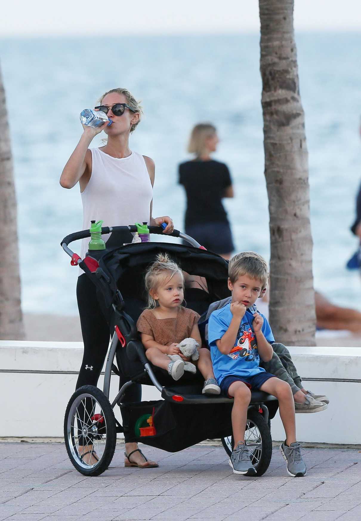 Kristin Cavallari Was Seen With Her Three Kids Beside the Ocean in Fort Lauderdale 11/22/2017-3