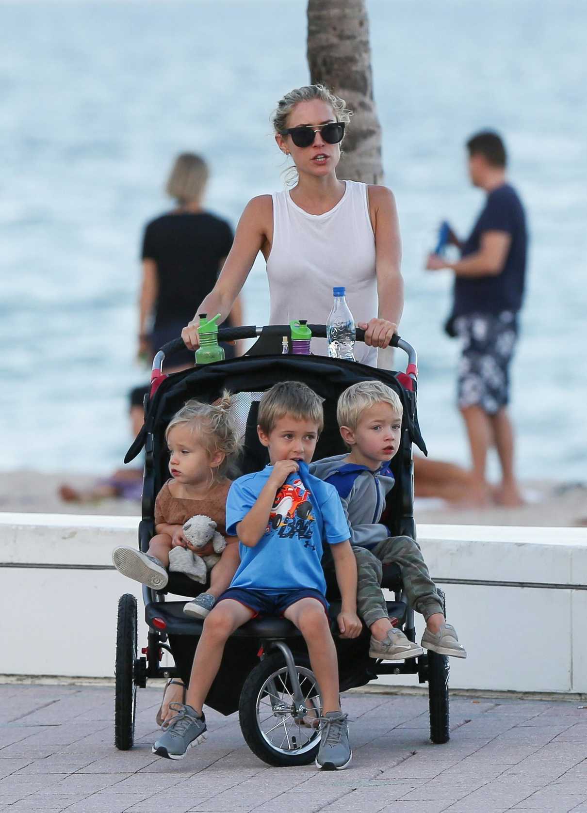 Kristin Cavallari Was Seen With Her Three Kids Beside the Ocean in Fort Lauderdale 11/22/2017-4