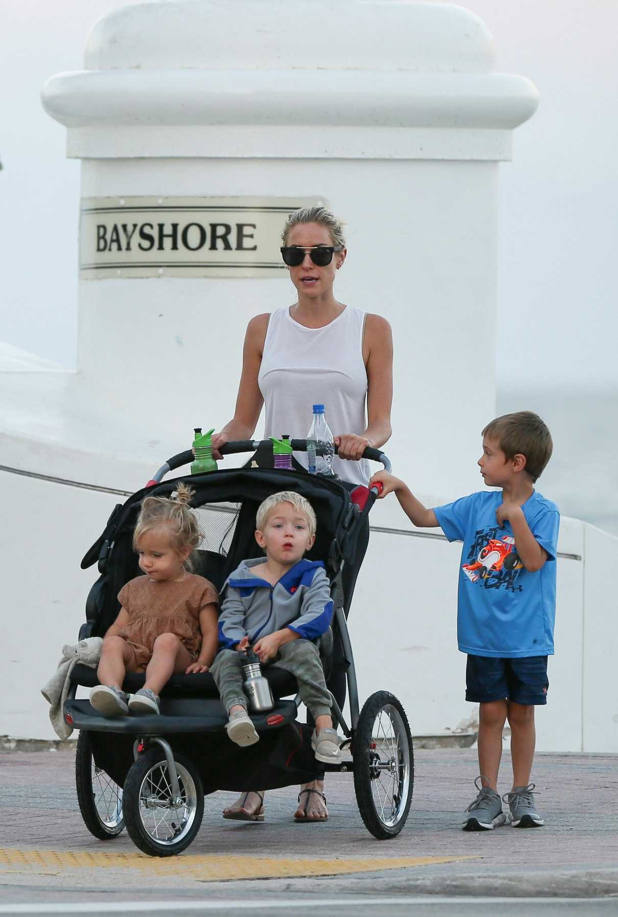 Kristin Cavallari Was Seen With Her Three Kids Beside the Ocean in Fort Lauderdale 11/22/2017-5