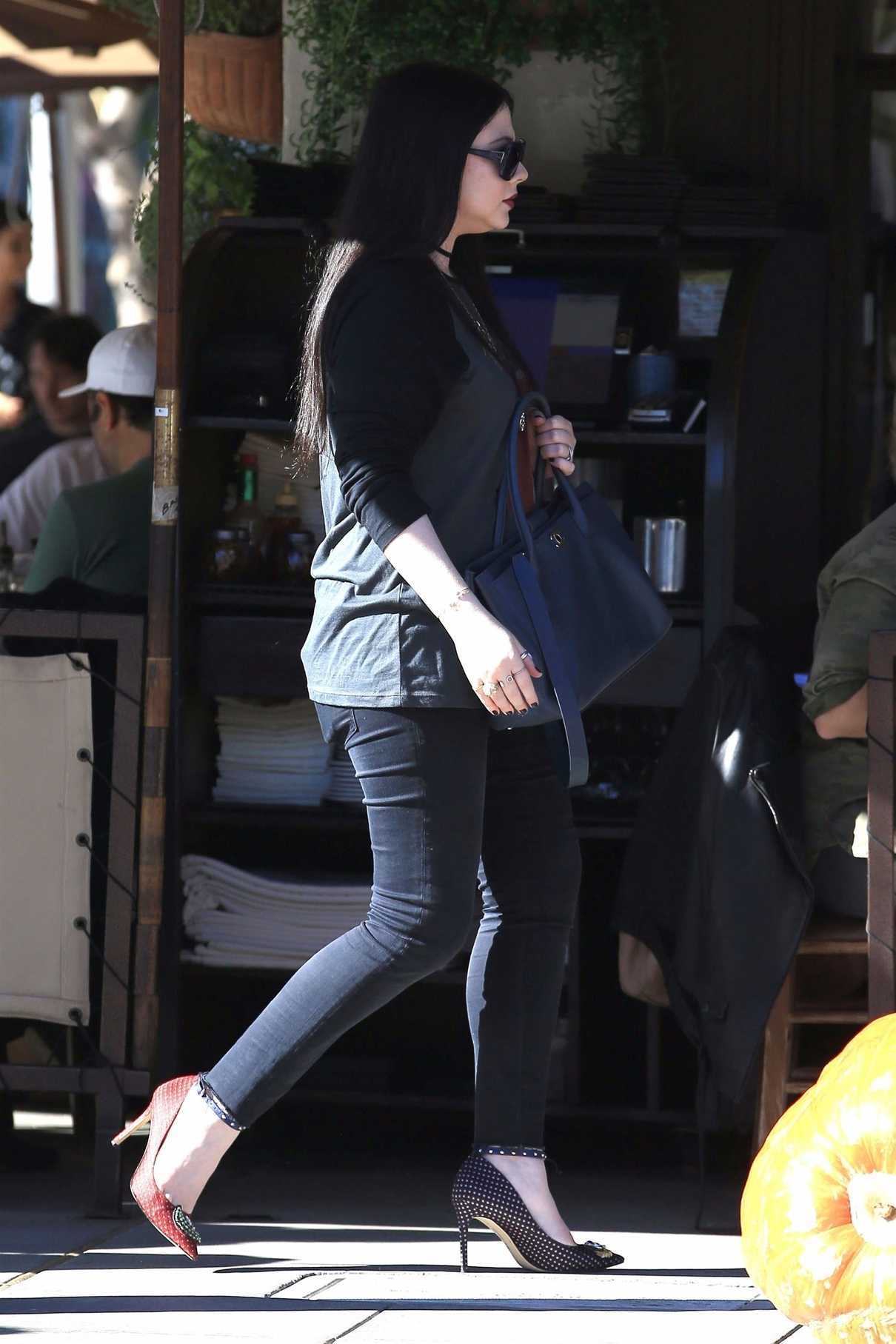 Michelle Trachtenberg Out for Lunch in Beverly Hills 11/06/2017-5