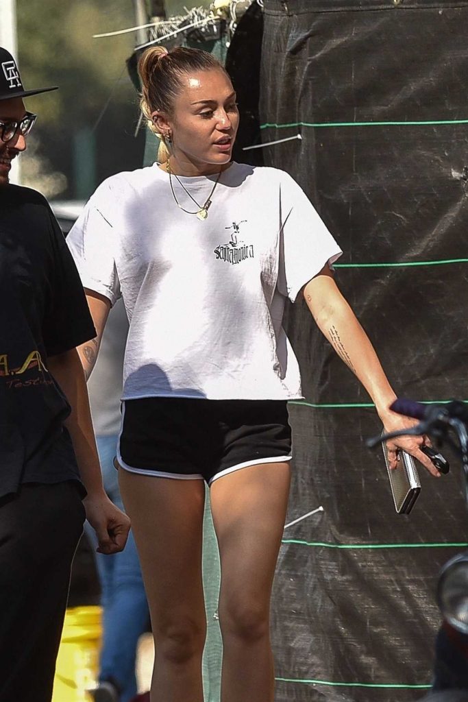 Miley Cyrus Goes Shopping Out in Savannah 11/07/2017-1