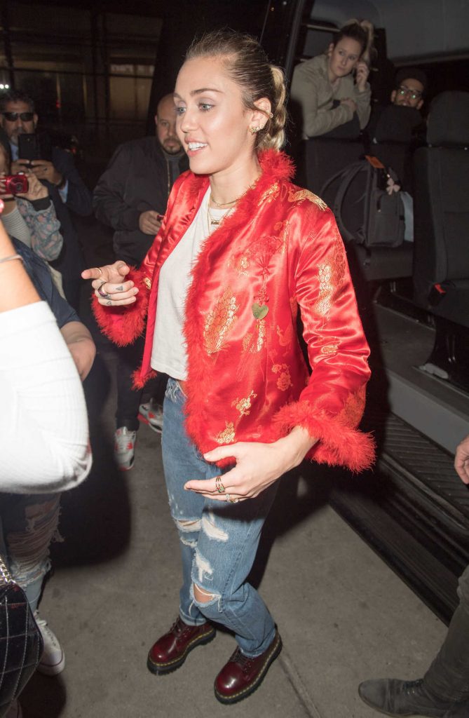 Miley Cyrus Meets the Fans Outside Her Hotel in NYC 11/03/2017-1