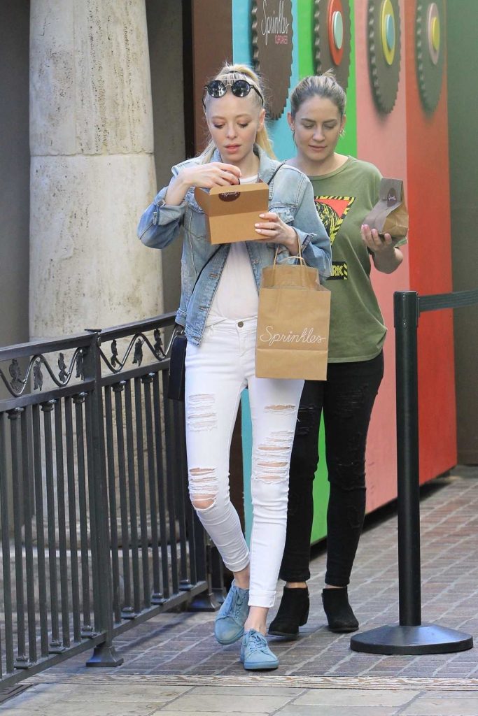 Portia Doubleday Was Seen With a Friend at The Grove in West Hollywood 11/21/2017-1