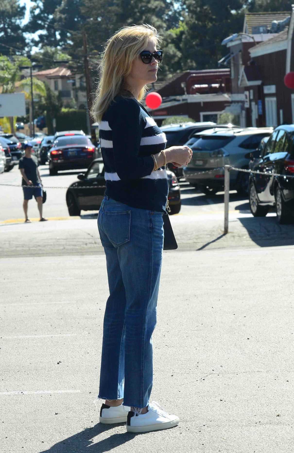 Reese Witherspoon Leaves the Votre Sante Restaurant in Brentwood 11/04/2017-2