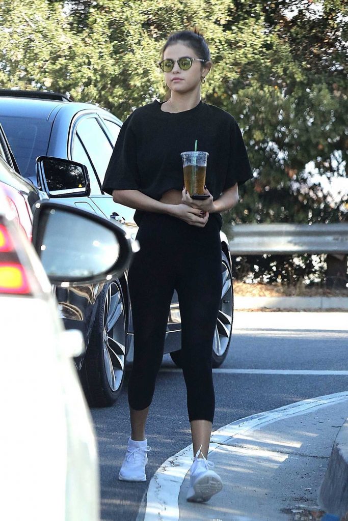 Selena Gomez Grabs an Iced Tea in LA 11/05/2017-1