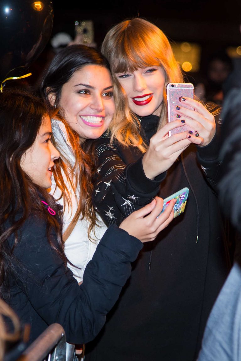 Taylor Swift Greets Fans Out In New York City 11122017 4 Lacelebsco